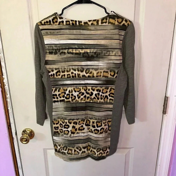 Chico's Striped Animal Print 3/4 Sleeve Tee Olive Green Sz XS (Chico's 0) - Picture 2 of 6
